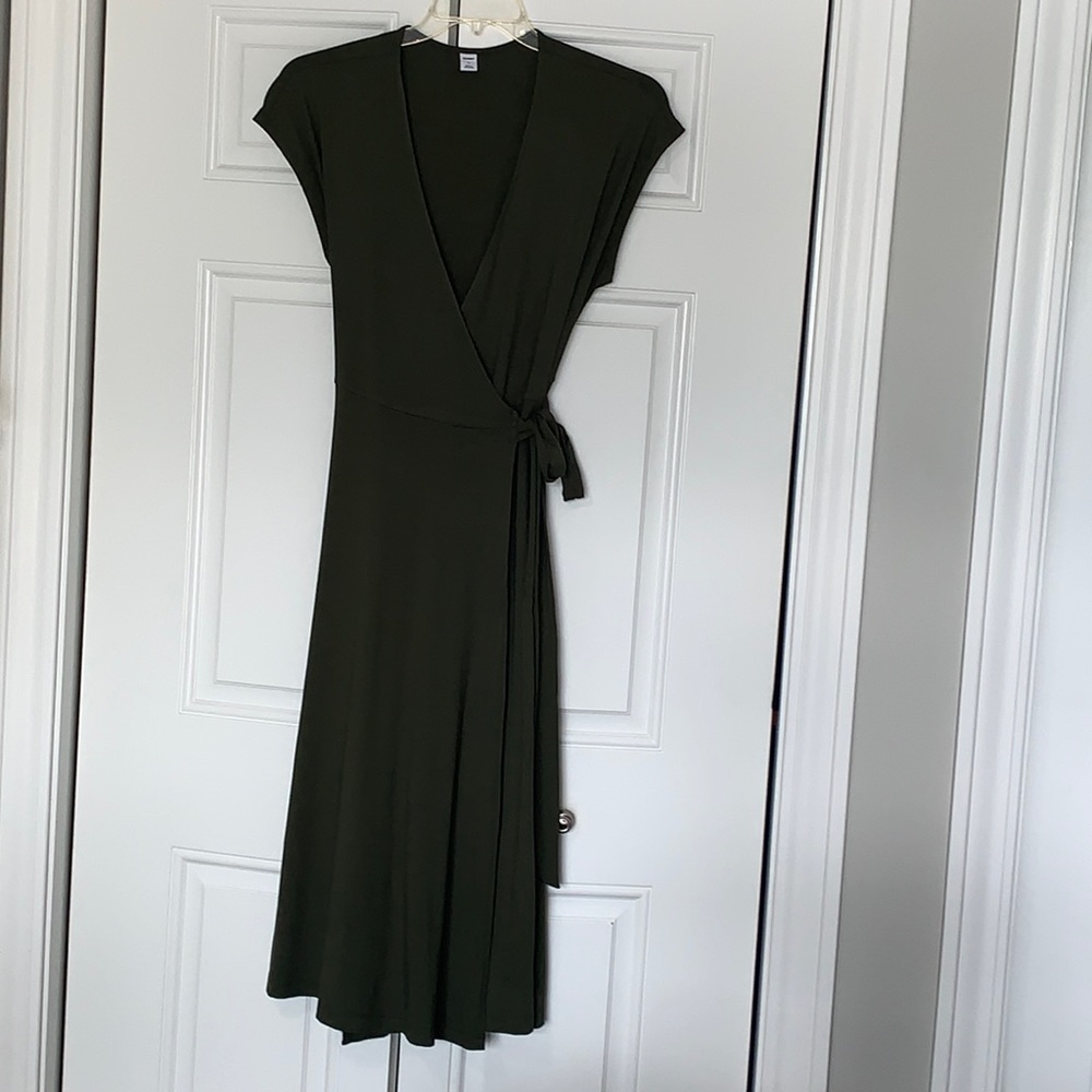 Khaki green wrap dress - sooo flattering for ANY figure!